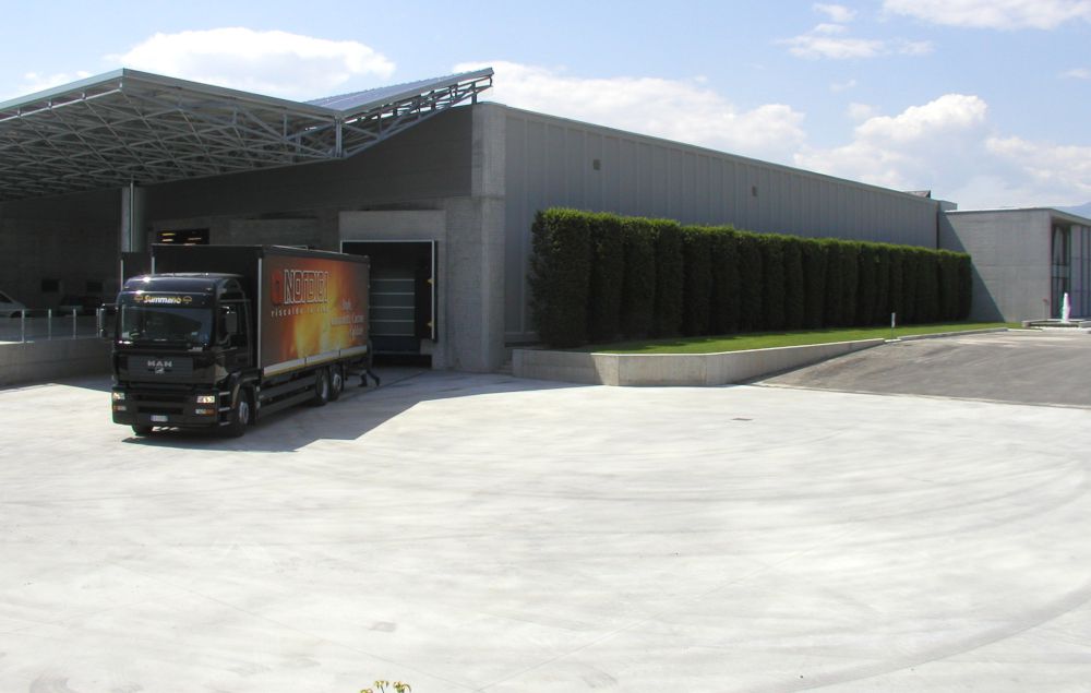 Piazzale esterno in calcestruzzo per carico e scarico di uno stabilimento industriale, trattato con Evercrete Pavishield.