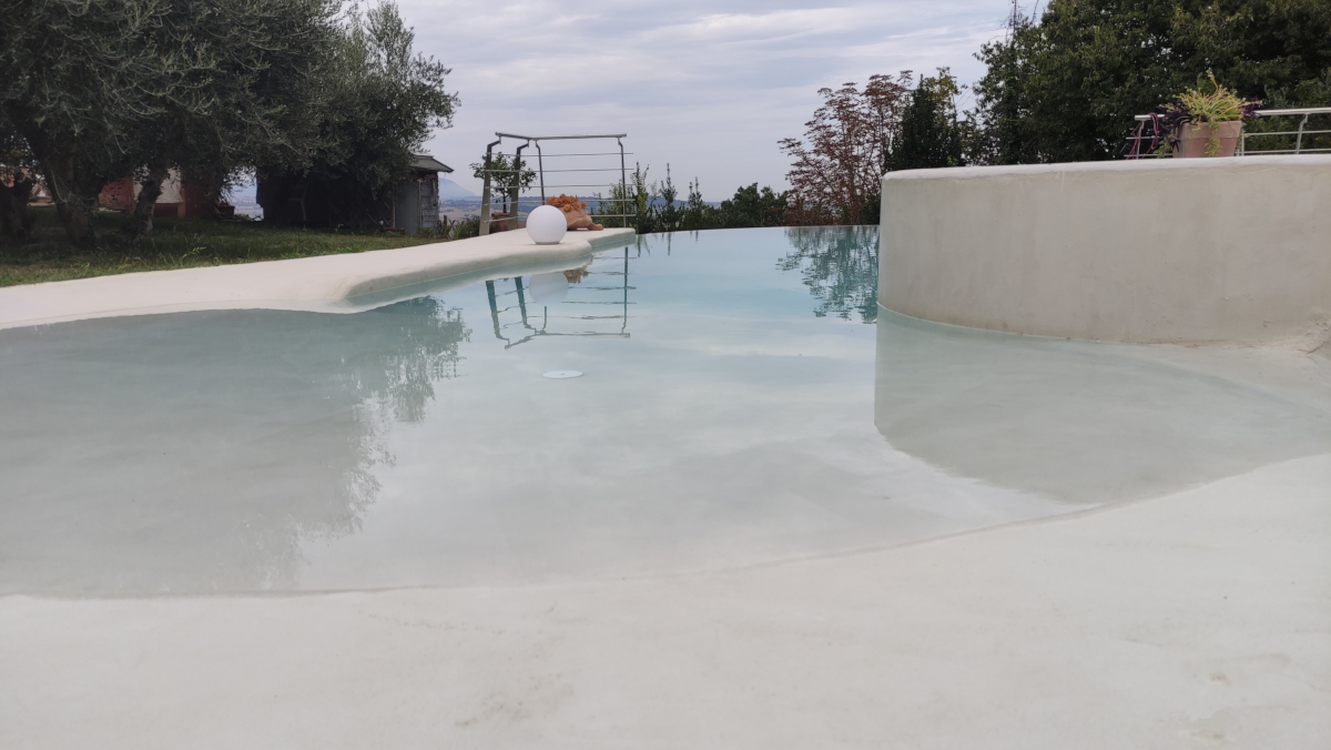 Una piscina progettata con linee morbide e naturali, rivestita in modo continuo di Poseidone.