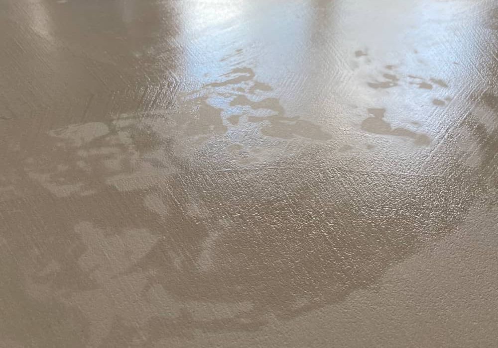 Il pavimento in microcemento è ancora bagnato dopo essere stato lavato con Steinfix 60